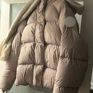 Canada Goose Bomber Jacket. That was only worn twice.